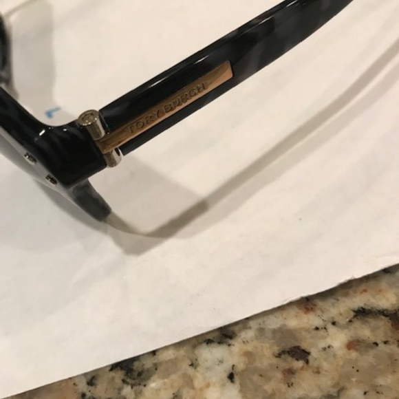 Tory Burch tortoise shell sunglasses - Picture 1 of 3